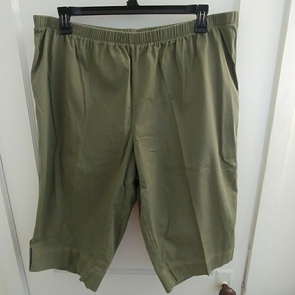 Olive green stretchy capris, size 3X (12W/24W)